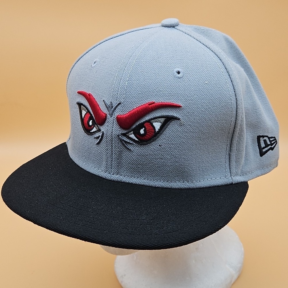 Cincinnati Bearcats Hat Cap New Era Fitted Size 7 1/4 Gray Black Eyes Logo 5950